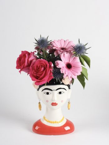 frida kahlo doll rossa h 23 cm + fiori freschi toni rosa