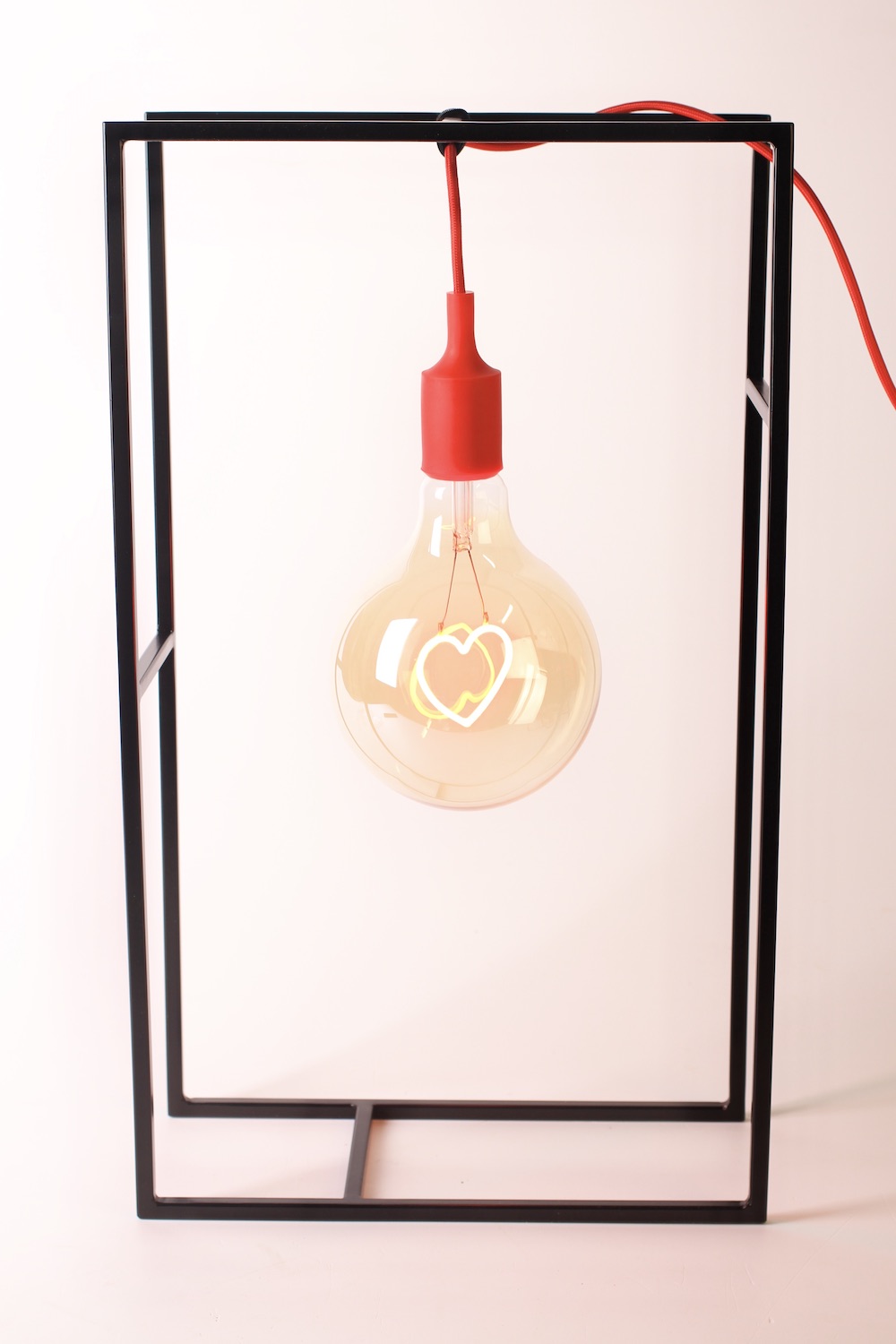lampada love vintage bulb heart con struttura in metallo nera 35x60x15