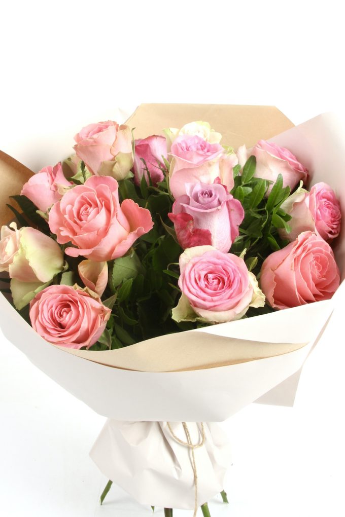 bouquet semplice con rose miste fronte